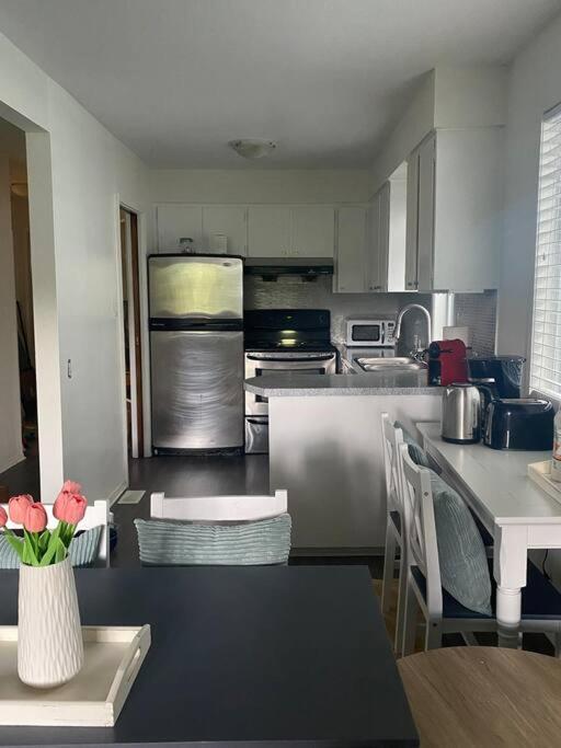 Quiet-comfy 4 bedroom house on a quiet tree lined street in Kitsilano