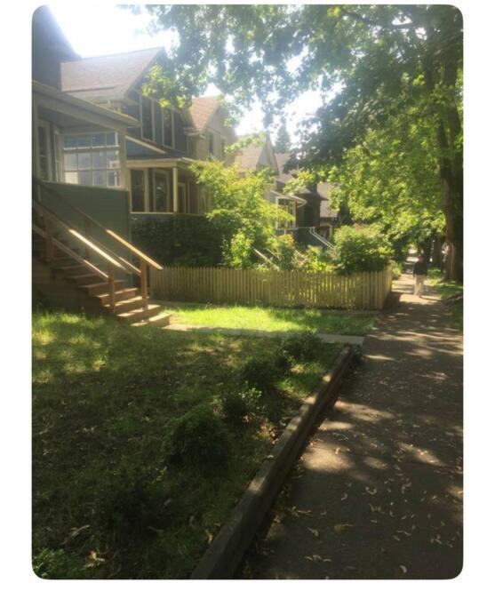 Quiet-comfy 4 bedroom house on a quiet tree lined street in Kitsilano