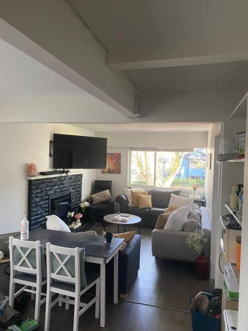 Quiet-comfy 4 bedroom house on a quiet tree lined street in Kitsilano