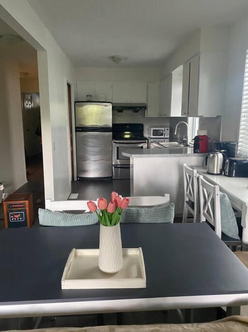 Quiet-comfy 4 bedroom house on a quiet tree lined street in Kitsilano