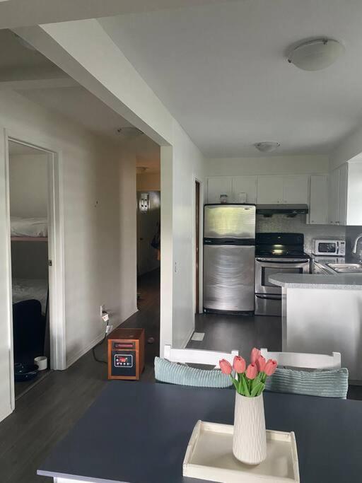 Quiet-comfy 4 bedroom house on a quiet tree lined street in Kitsilano
