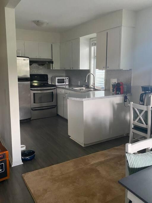 Quiet-comfy 4 bedroom house on a quiet tree lined street in Kitsilano