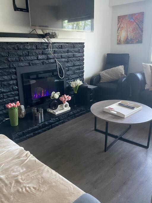 Quiet-comfy 4 bedroom house on a quiet tree lined street in Kitsilano