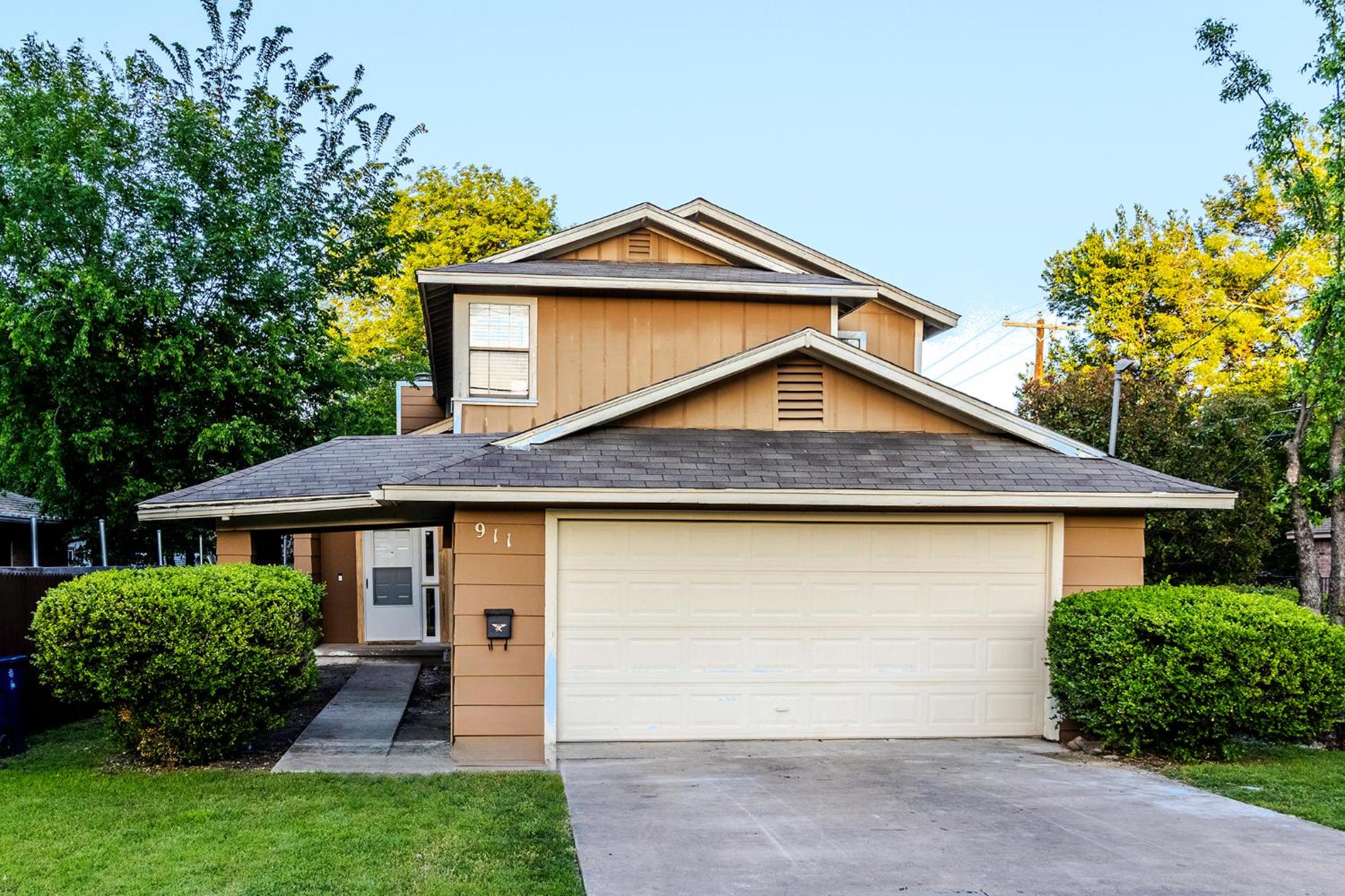 Prime Location - 3bd with BBQ view 5