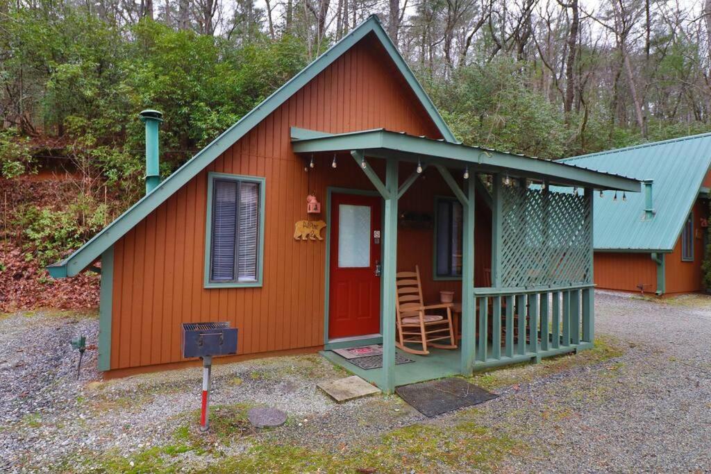 Cozy cabin w/ fireplace 3 minutes to Helen! #2.