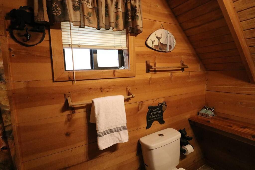 Cozy cabin w/ fireplace 3 minutes to Helen! #2.