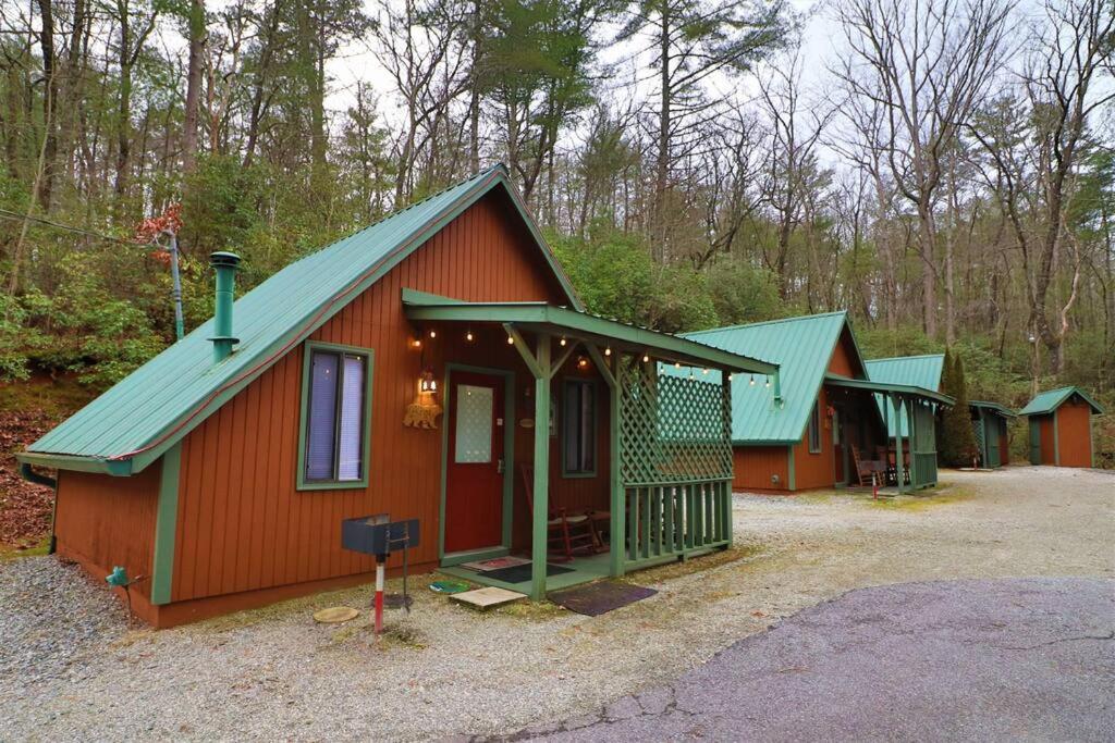 Cozy cabin w/ fireplace 3 minutes to Helen! #2.