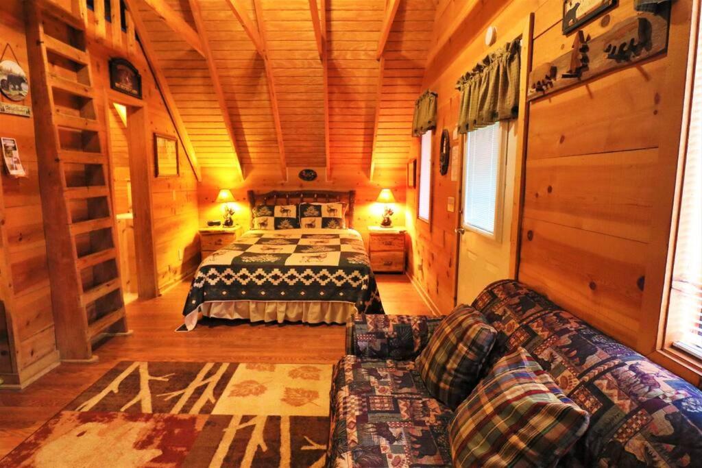 Cozy cabin w/ fireplace 3 minutes to Helen! #2.