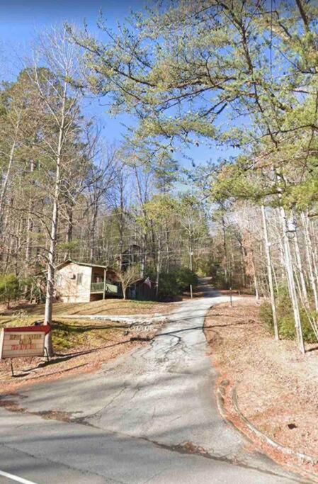 Cozy cabin w/ fireplace 3 minutes to Helen! #2.