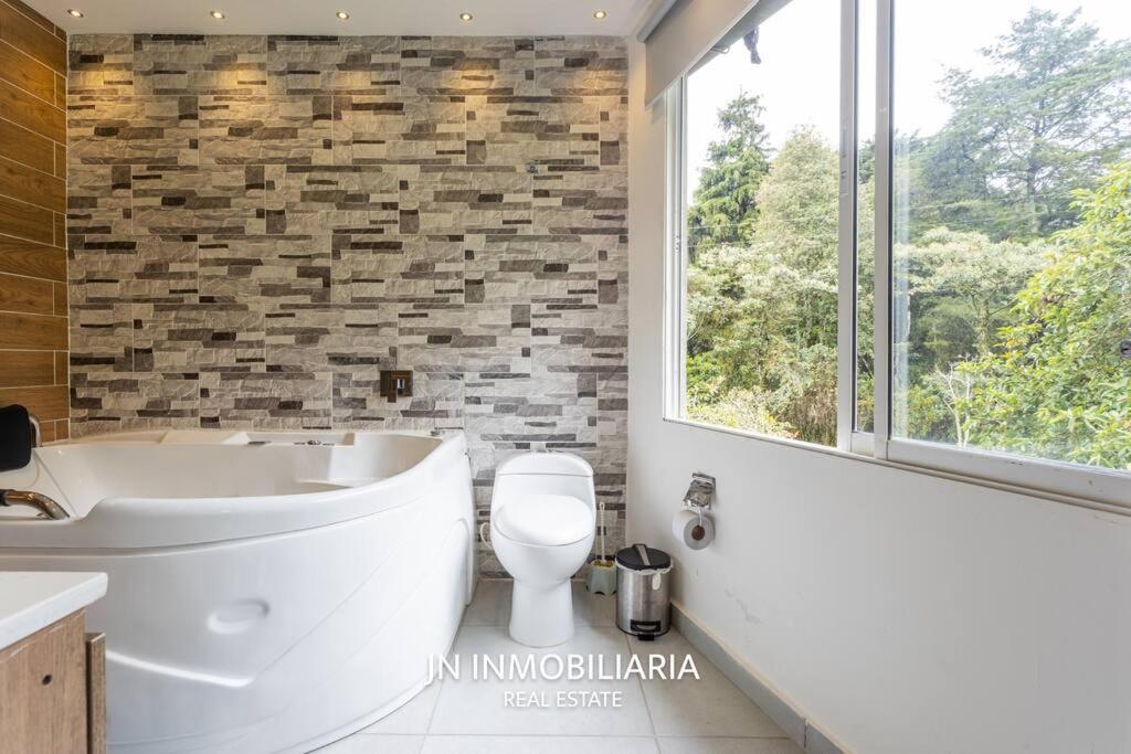 Luxury Cabin with Jacuzzi - 3min Airport JMC