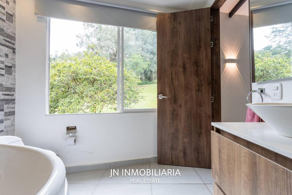 Luxury Cabin with Jacuzzi - 3min Airport JMC