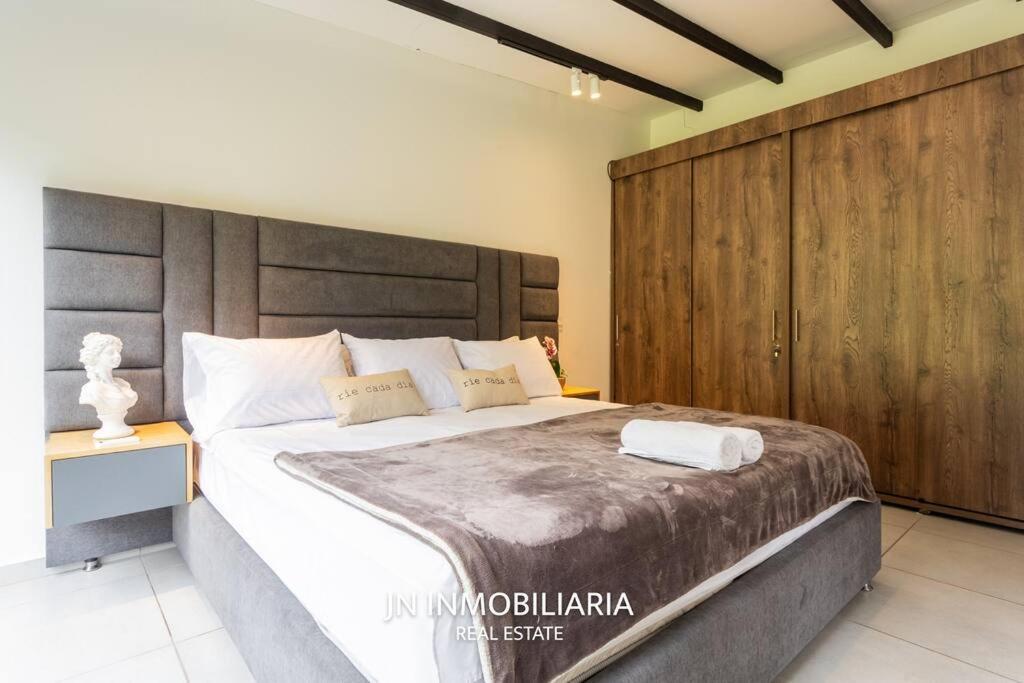 Luxury Cabin with Jacuzzi - 3min Airport JMC