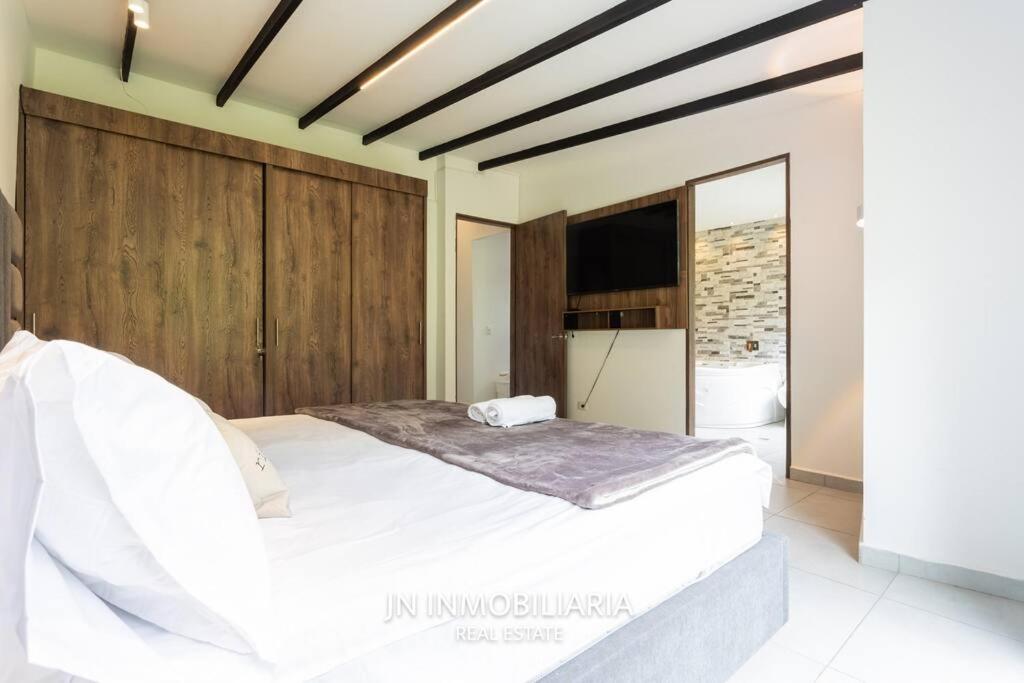 Luxury Cabin with Jacuzzi - 3min Airport JMC
