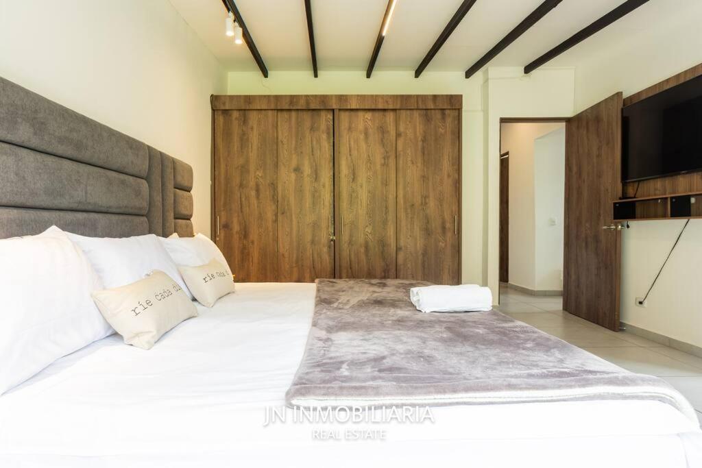 Luxury Cabin with Jacuzzi - 3min Airport JMC