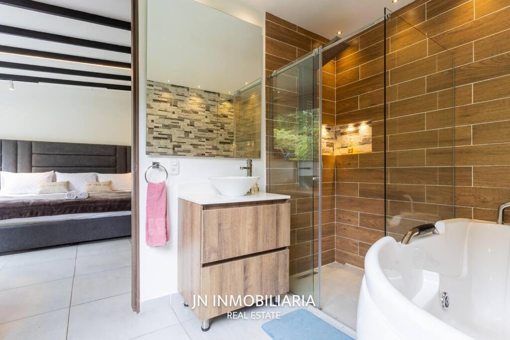 Luxury Cabin with Jacuzzi - 3min Airport JMC