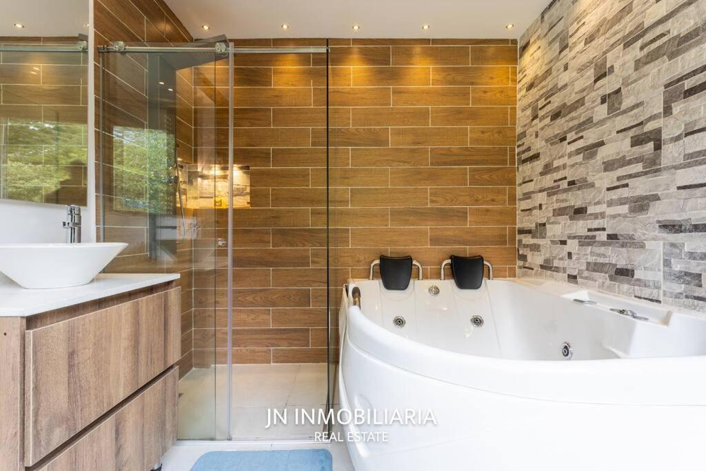 Luxury Cabin with Jacuzzi - 3min Airport JMC