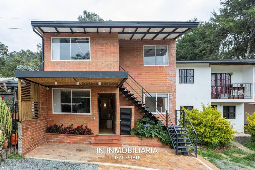 Luxury Cabin with Jacuzzi - 3min Airport JMC