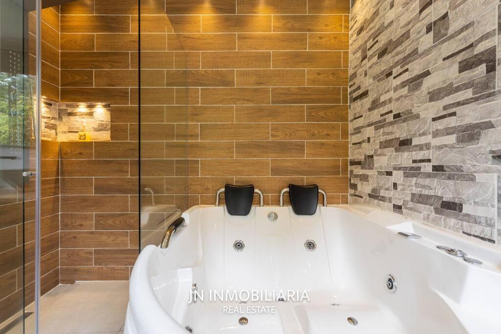 Luxury Cabin with Jacuzzi - 3min Airport JMC