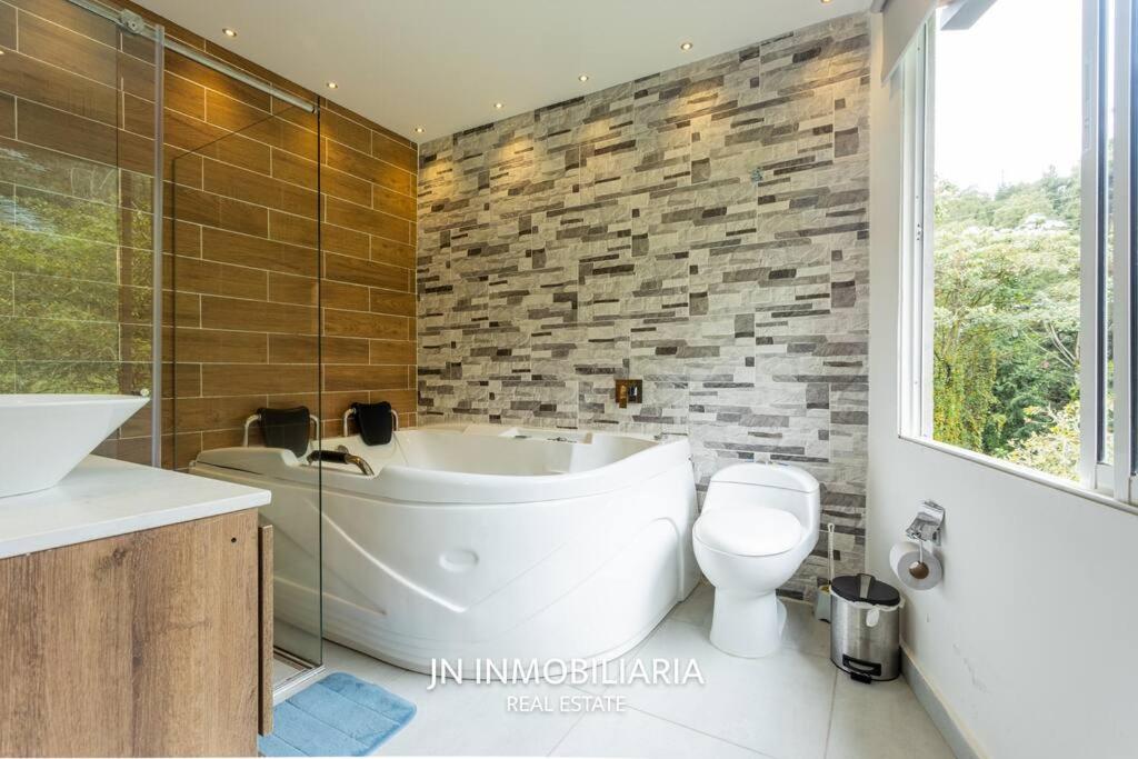Luxury Cabin with Jacuzzi - 3min Airport JMC