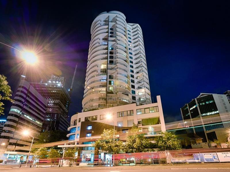 Riverview 2B2B apt in CBD w/parking, pool, gym