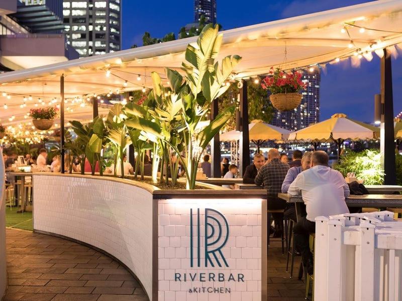 Riverview 2B2B apt in CBD w/parking, pool, gym