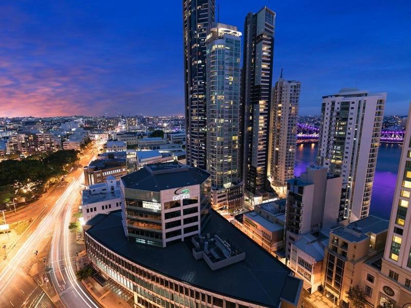 Riverview 2B2B apt in CBD w/parking, pool, gym