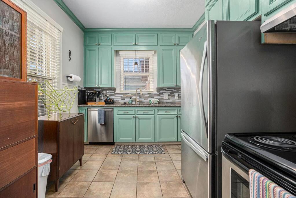 Beachy Bungalow! 2BD, King Bed view 2