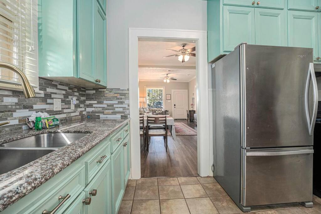 Beachy Bungalow! 2BD, King Bed view 5
