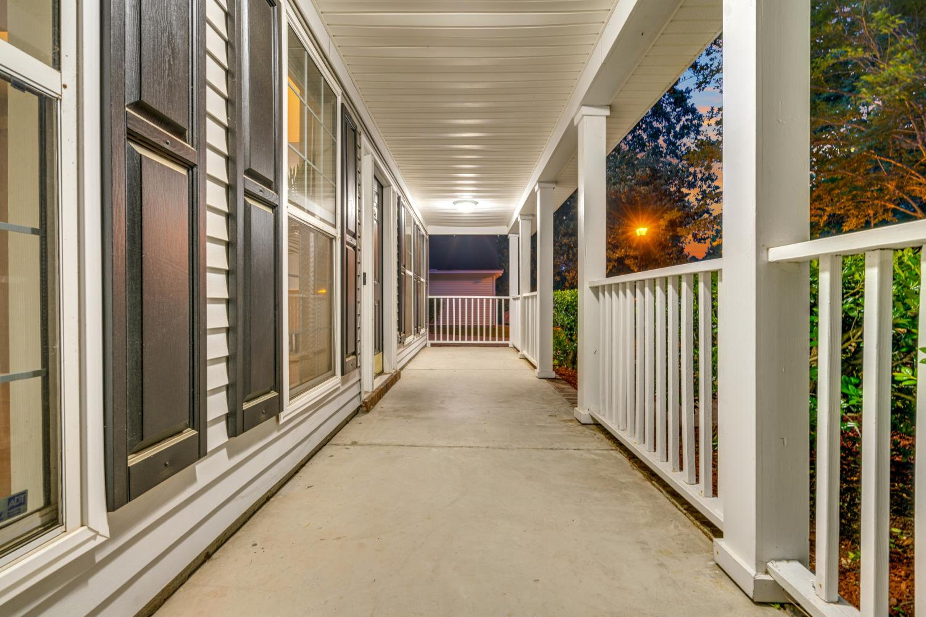 Country Haven - Hot Tub & Pool! Game Room, King Beds, Mins 2 dwtn