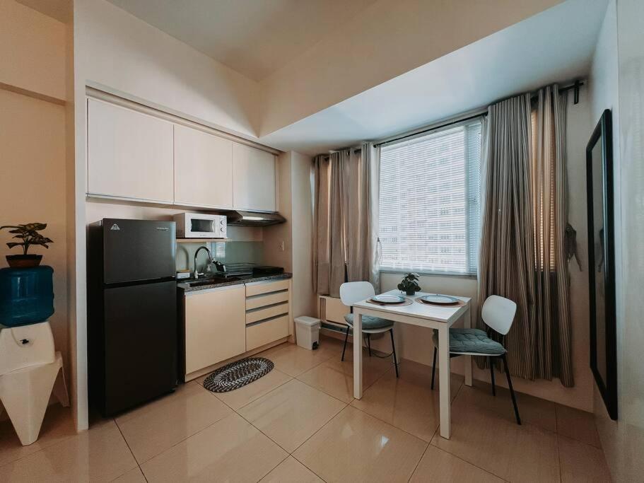 Hooga Home Calxy Residences Near Ayala Center Unit 10E view 2