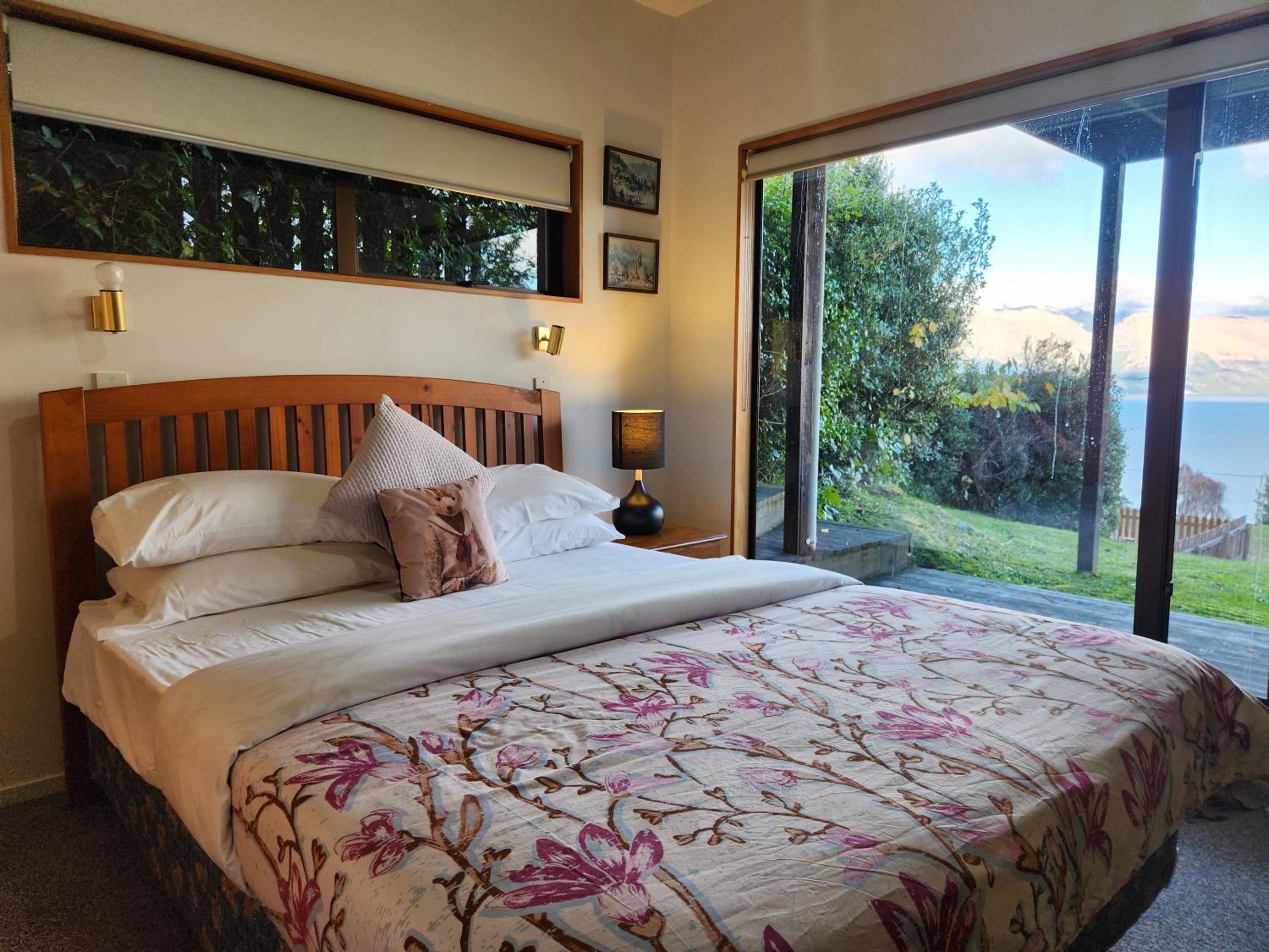 Devine Hideaway - Family Rustic Kiwi Bach - Beautiful Lake Views view 4