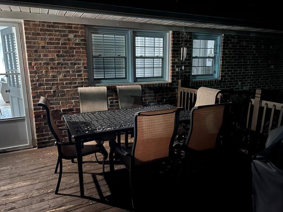 Hotel Beautiful Home. W/hot Tub. Great Location