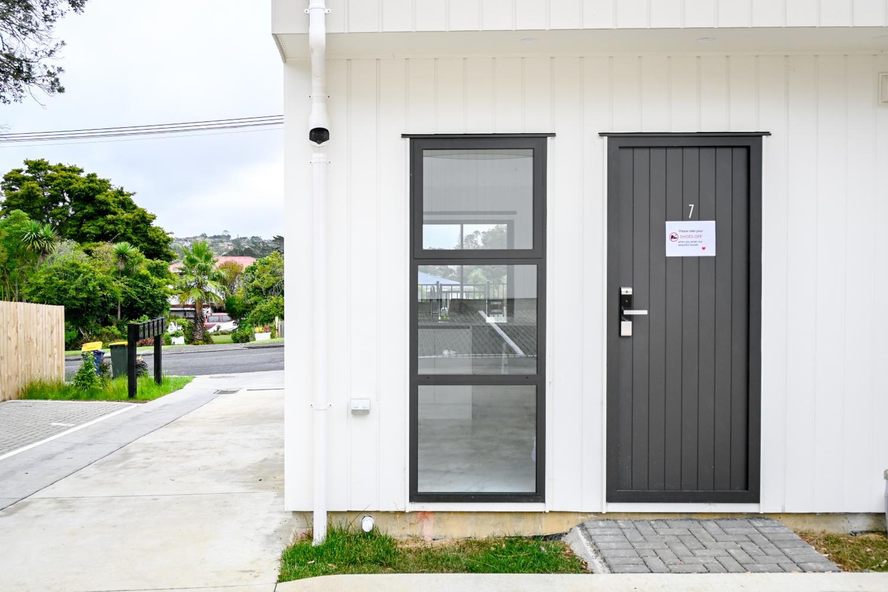 Te Atatu Cozy Brand New Townhouse 2 view 4