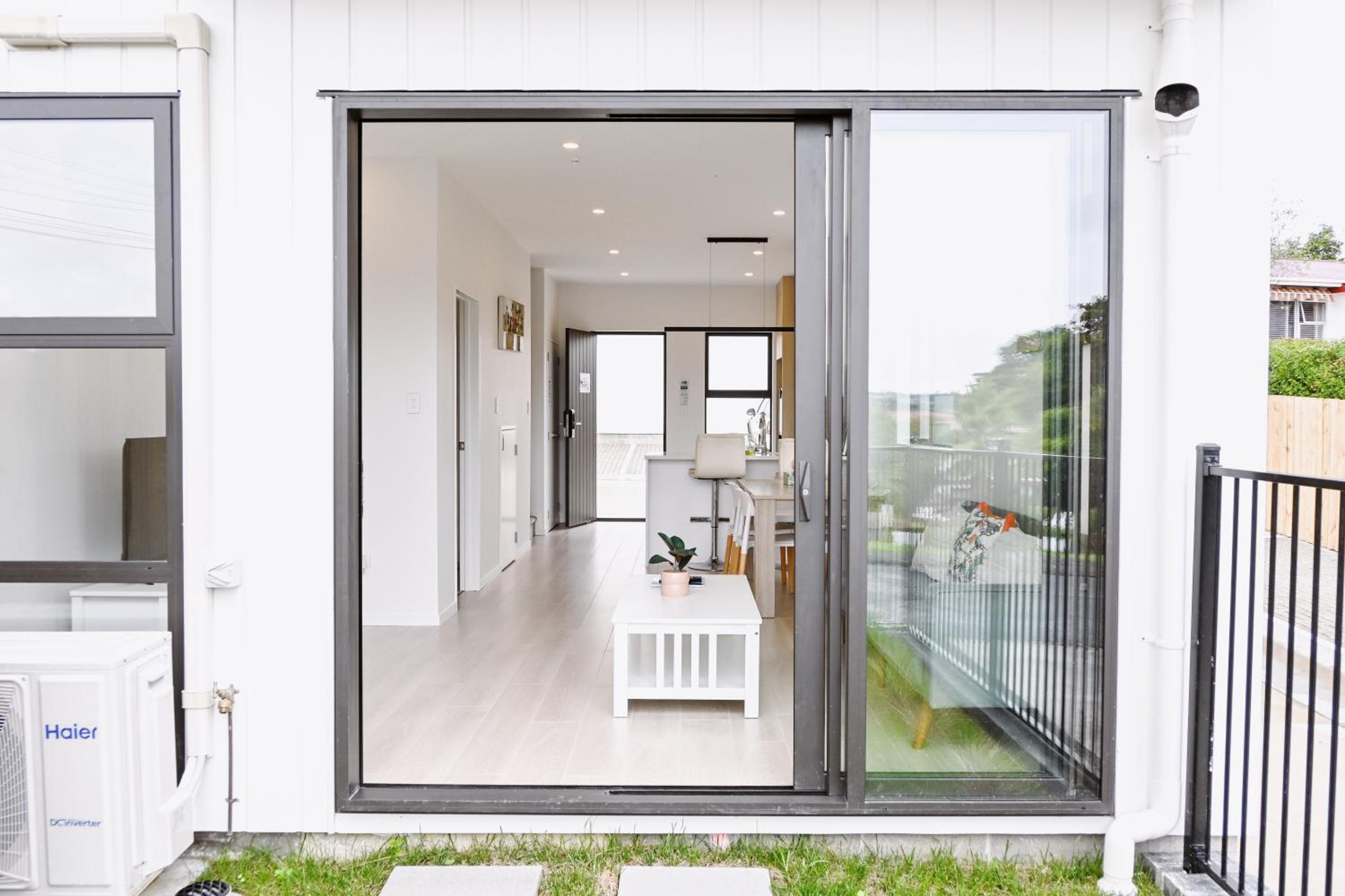 Te Atatu Cozy Brand New Townhouse 2 view 5
