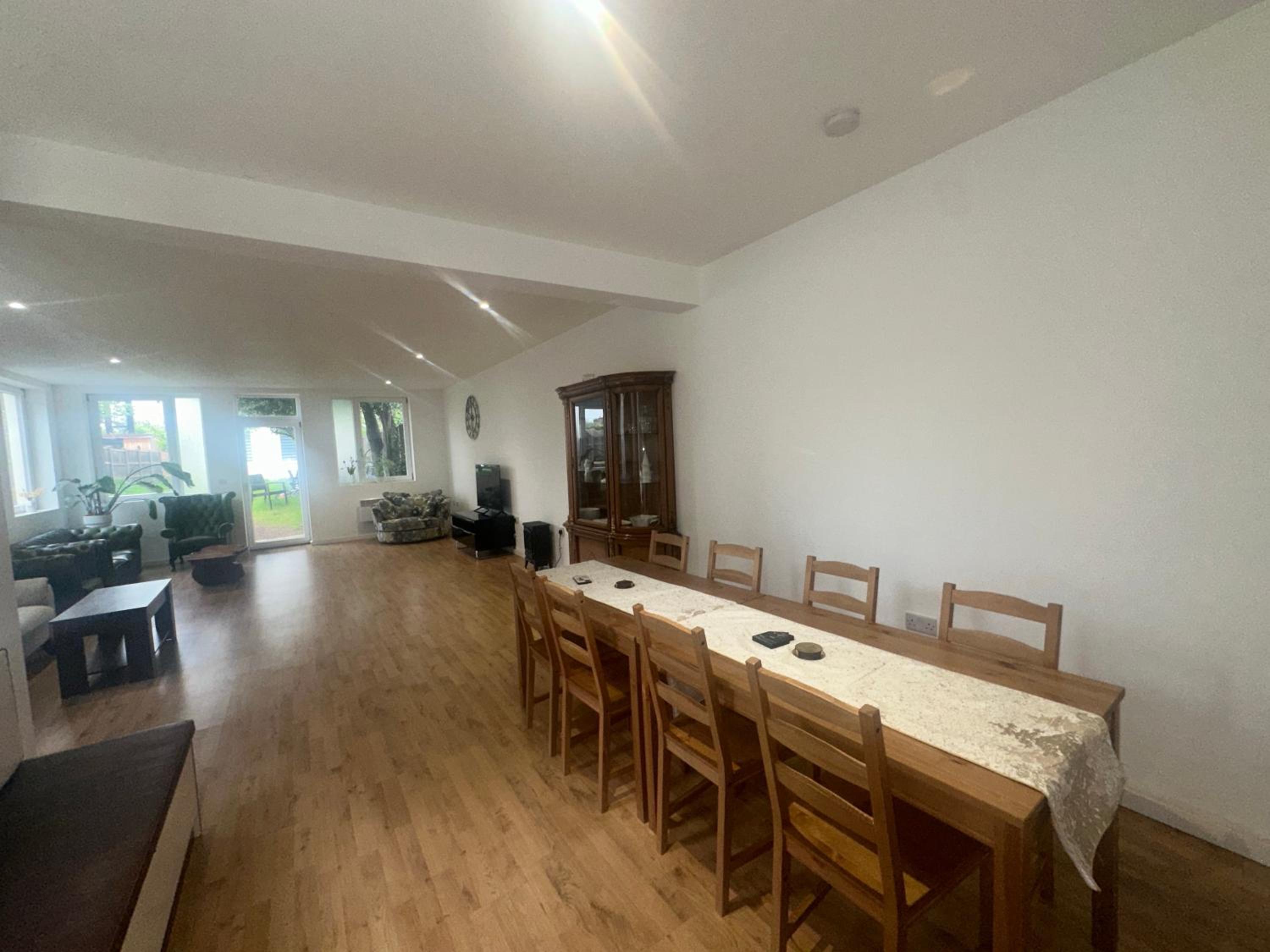 North London A spacious 7 bedroom house accommodating up to 18 people complete with own gym and table tennis
