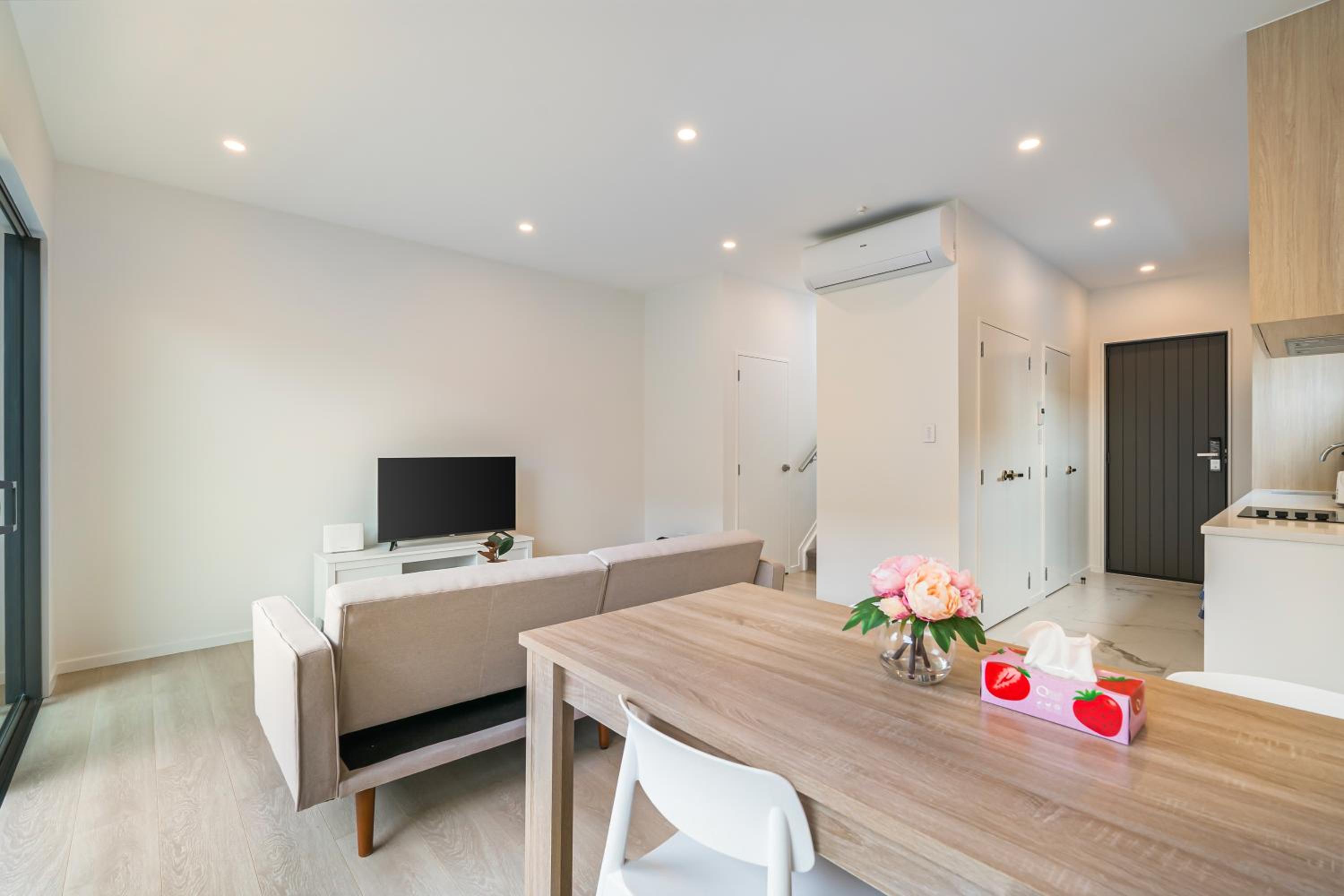 Te Atatu Cozy Brand New Townhouse 5 view 3