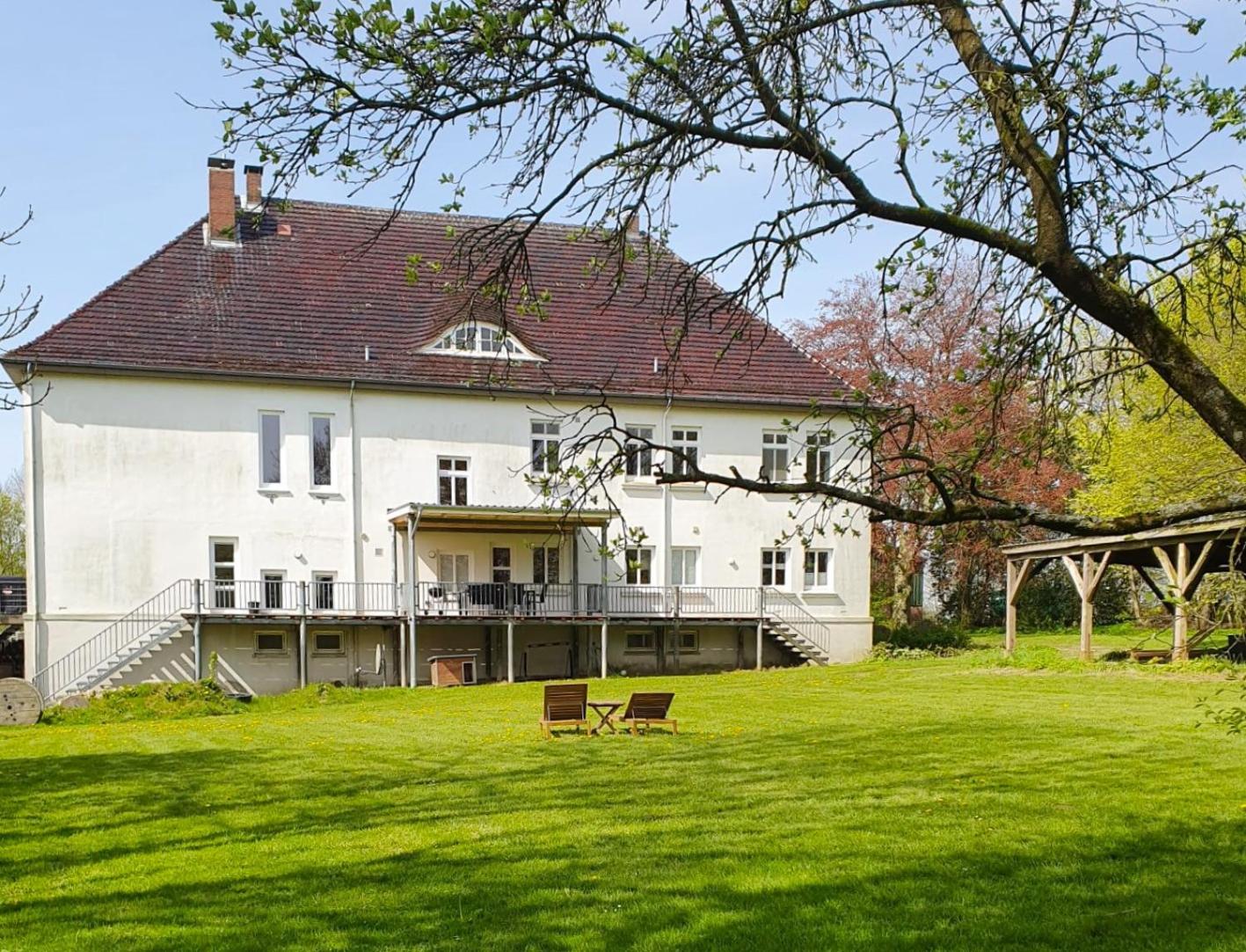 Ferienwohnung Gut Hardesby - großzügig mit Kamin & tollem Garten