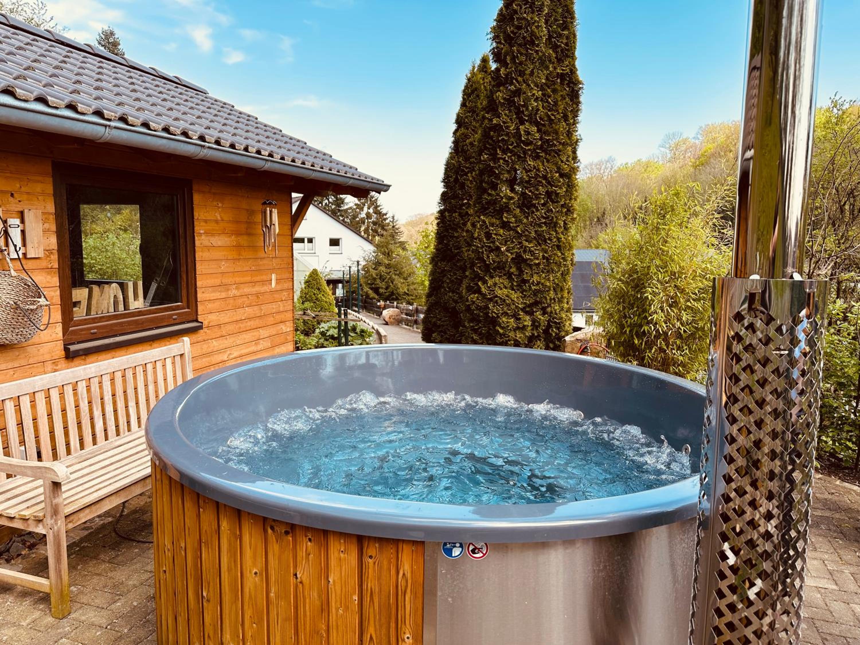 Ferienwohnung am Wald mit Garten & Hot-Tub & Alpakas