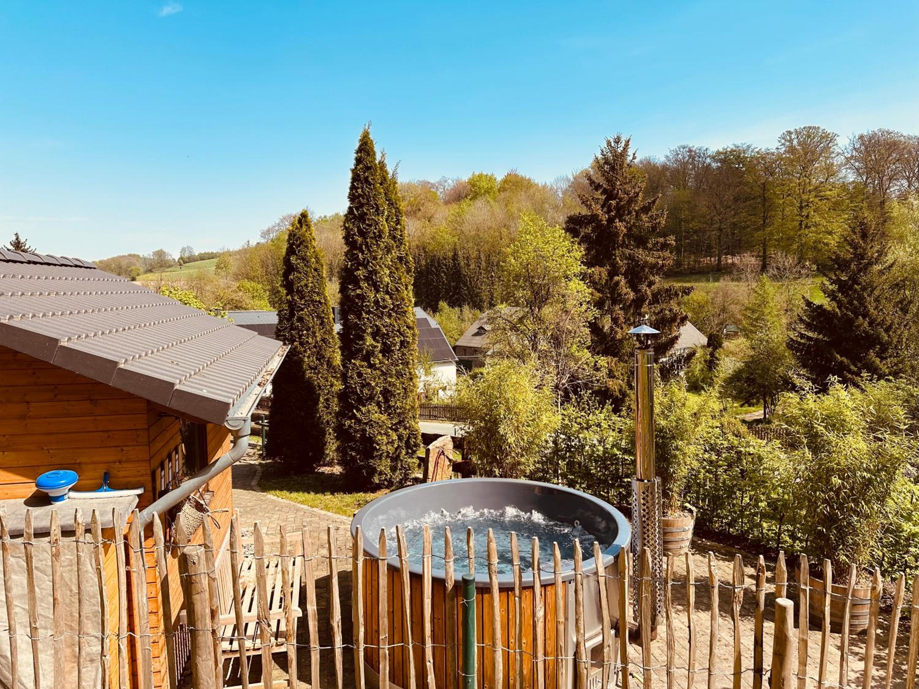 Ferienwohnung am Wald mit Garten & Hot-Tub & Alpakas