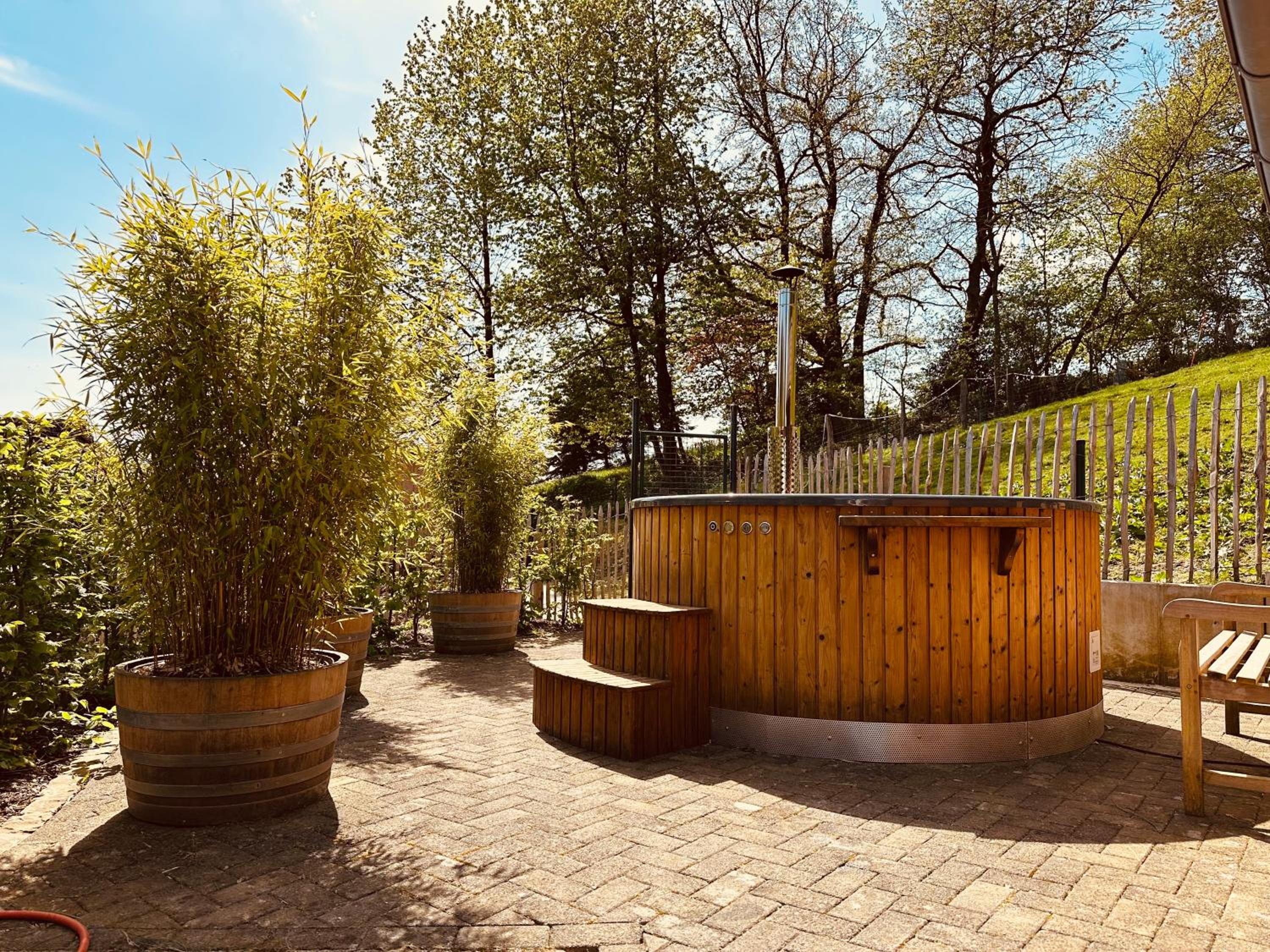 Ferienwohnung am Wald mit Garten & Hot-Tub & Alpakas