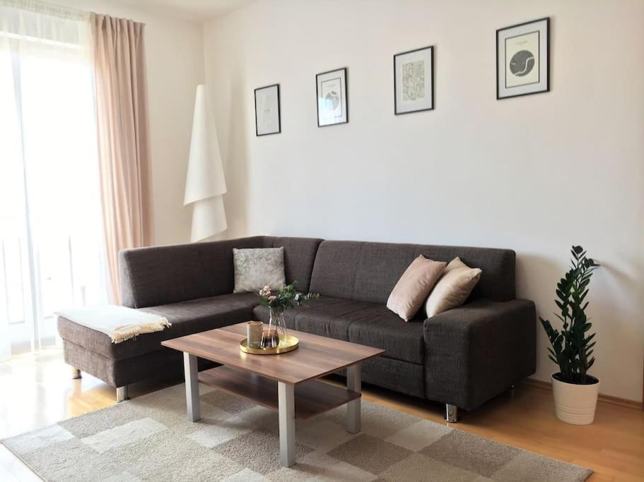 Feel Like Home @Strakova, Very central luxury APT view 3