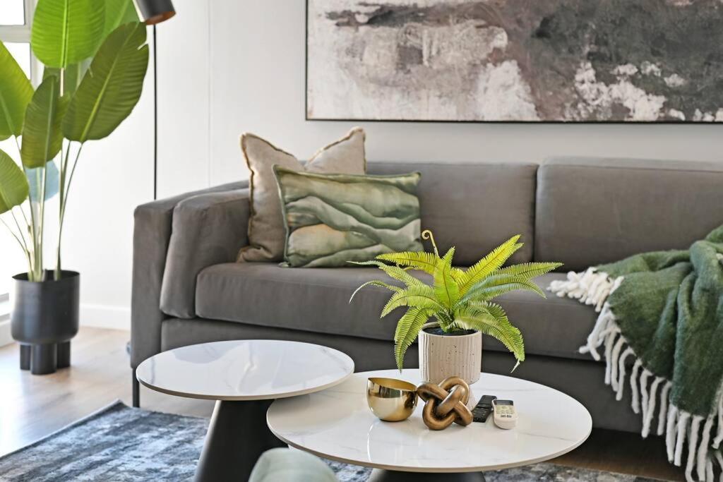 Freya - Stunning 2 bed with City & Table Mountain Views ! view 4