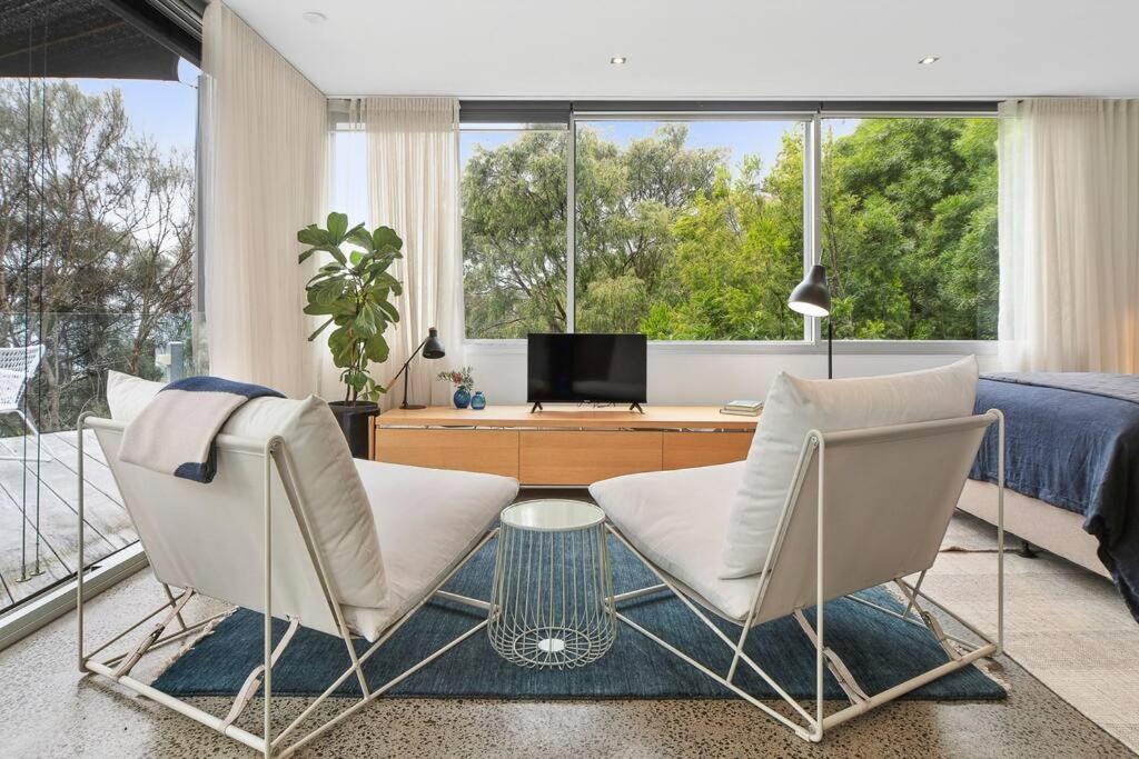 Modern Studio with sweeping views