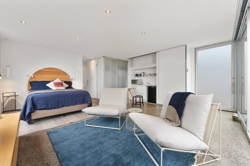 Modern Studio with sweeping views