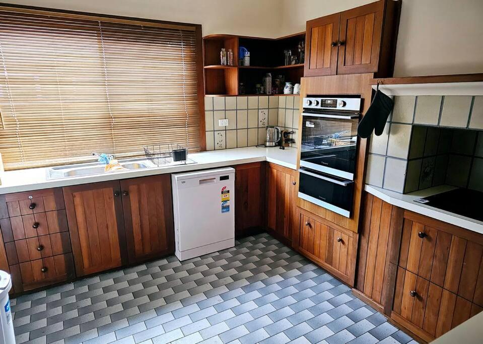Central to town - Vintage and cosy entire home