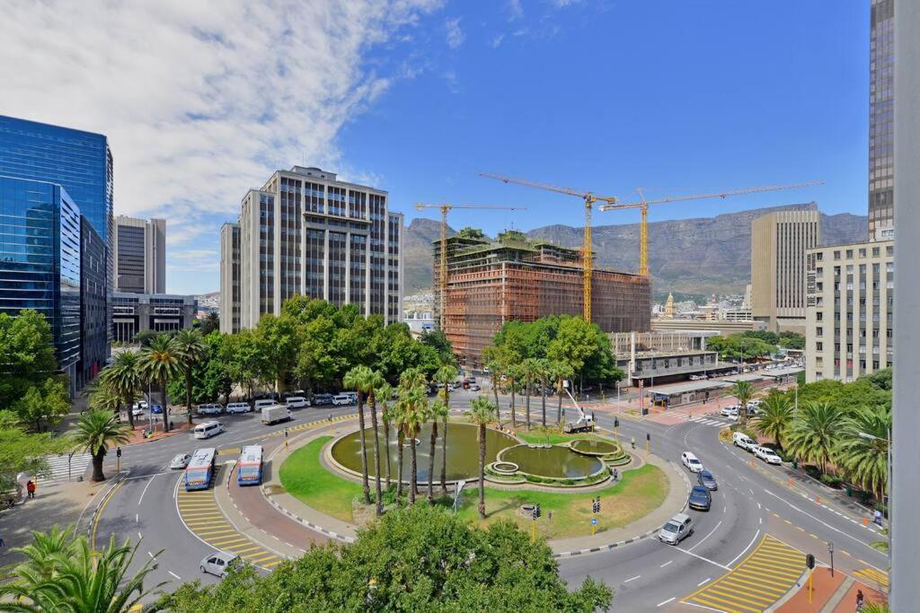 Zainab - Modern City Centre Aprt- City and Mountain views! view 2