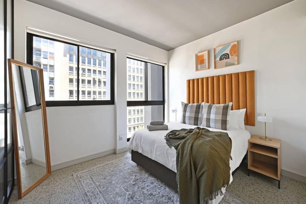 Zainab - Modern City Centre Aprt- City and Mountain views! view 3