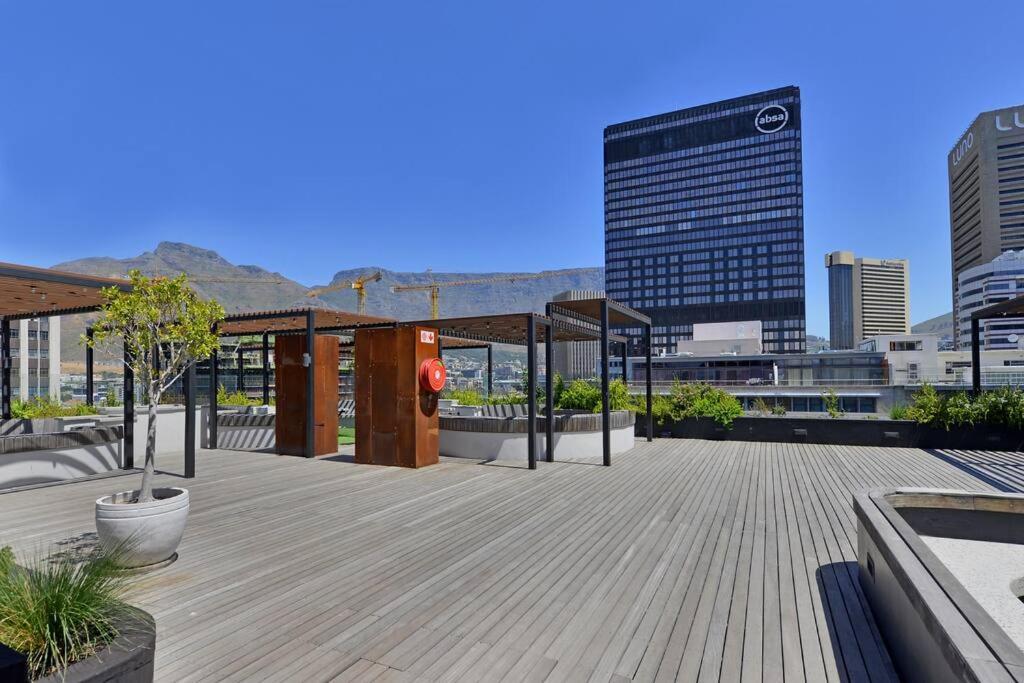 Zainab - Modern City Centre Aprt- City and Mountain views! view 4