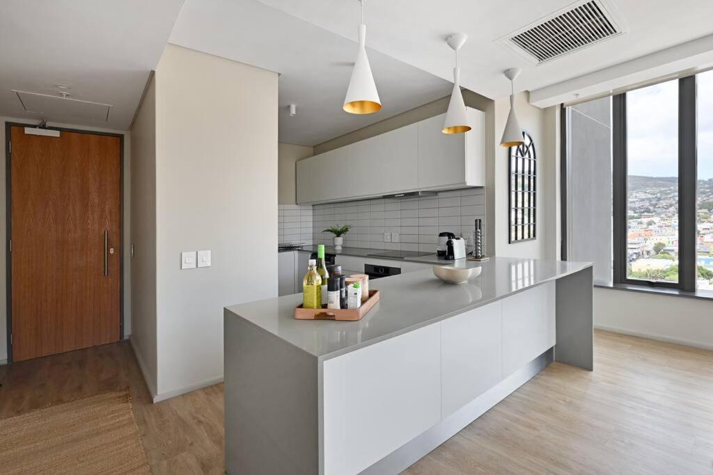 Sara - Modern City Centre Apt - views! view 3