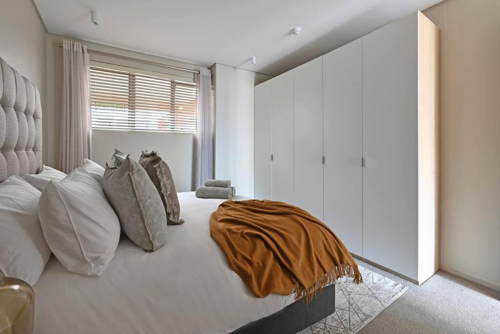 Sara - Modern City Centre Apt - views! view 5